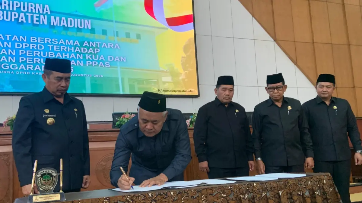 SEPAKAT: Ketua DPRD Kabupaten Madiun Fery Sudarsono menandatangani kesepakatan Perubahan KUA-PPAS 2026 bersama Bupati Madiun Hari Wuryanto. LODITYA F/RADAR CARUBAN