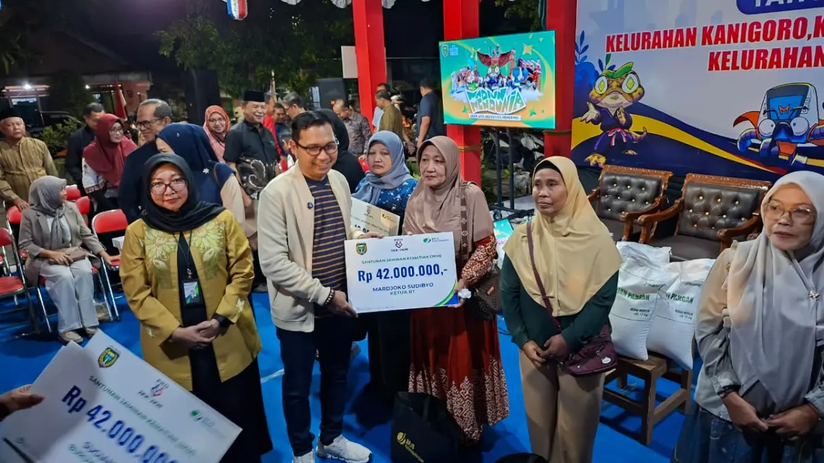 SANTUNAN: Plt Wali Kota Madiun F. Bagus Panuntun menyerahkan santunan BPJS Ketenagakerjaan kepada ahli waris peserta Pro JKK-JKM dalam kegiatan Wali Kota Bersama Rakyat di Kanigoro.