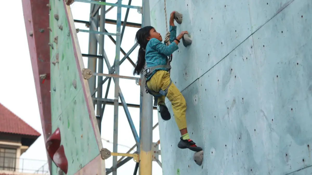 ADU KEMAMPUAN: Atlet menjajal wall panjat tebing di kawasan Stadion Wilis menjelang kejurkot yang menjadi ajang penjaringan atlet potensial. BAGAS BIMANTARA/JAWA POS RADAR MADIUN
