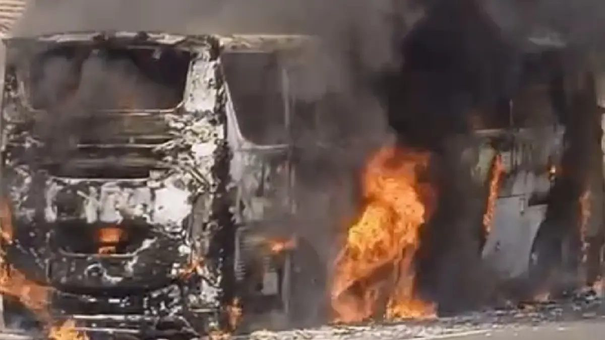Bus PO Eka terbakar hebat di dekat Bangjo Tiron, Nglames, Kabupaten Madiun, Sabtu (22/8).