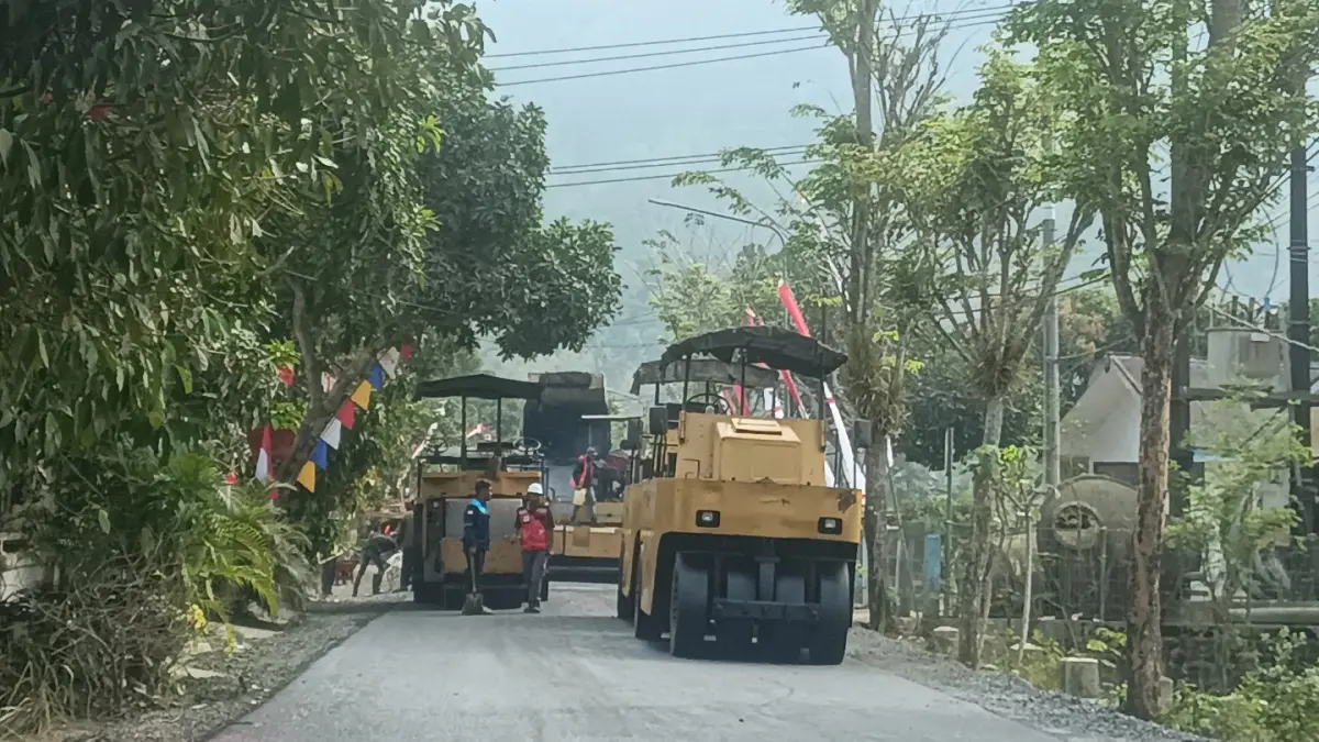DIKEBUT: Pengerjaan Jalan Mentoro–Arjosari sepanjang 4,9 kilometer mulai berlangsung. NUR CAHYONO/RADAR PACITAN