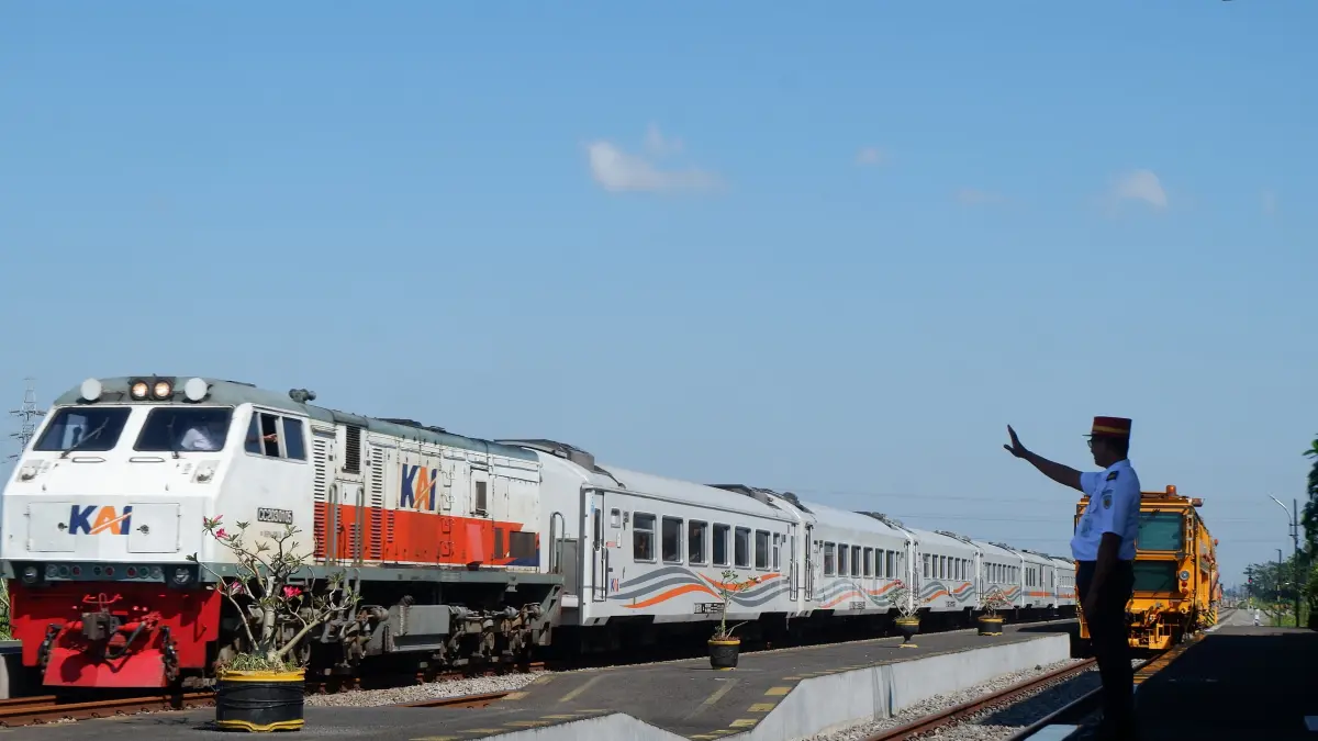EVAKUASI: Petugas menangani insiden KA Kahuripan yang terlibat temperan dengan seorang pria di sekitar sinyal masuk Stasiun Sukomoro, Sabtu (22/8).