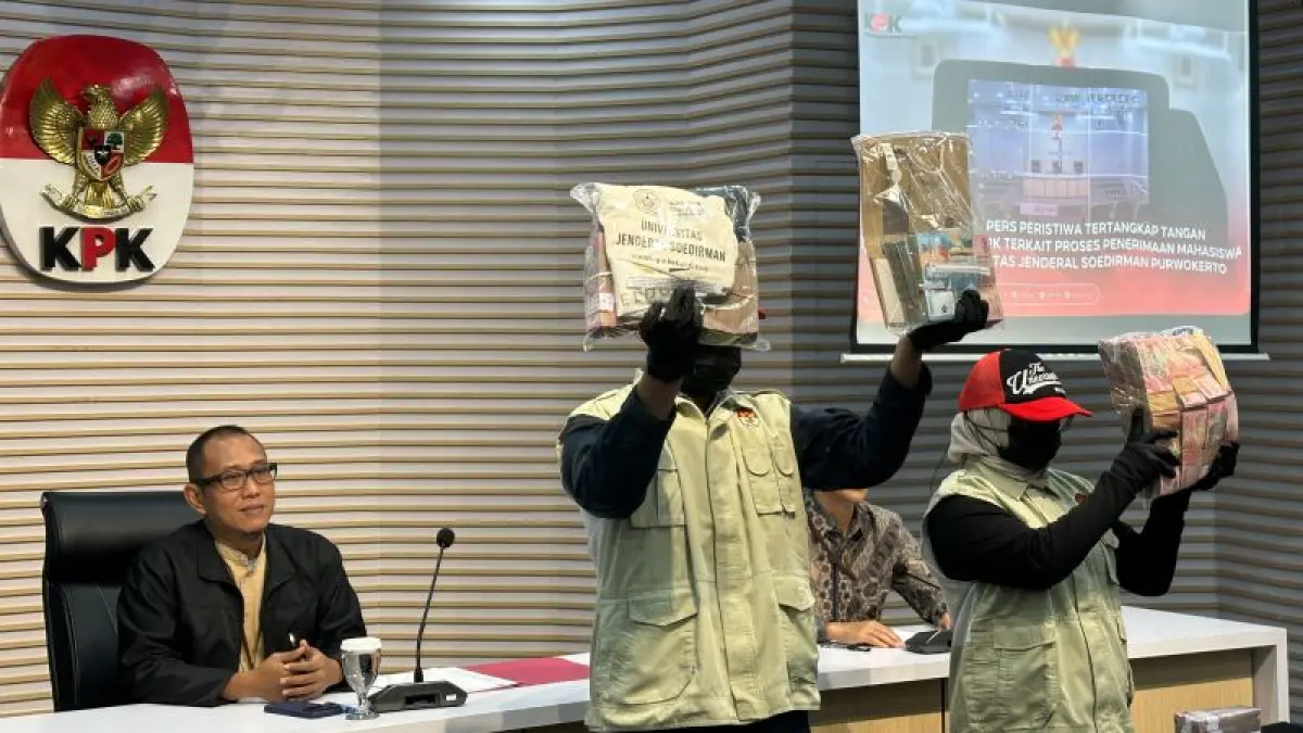 KPK menunjukkan barang bukti kasus dugaan korupsi dalam penerimaan mahasiswa baru Universitas Jenderal Soedirman (Unsoed), di Gedung Merah Putih KPK, Jakarta, Jumat (21/8). (ANTARA)