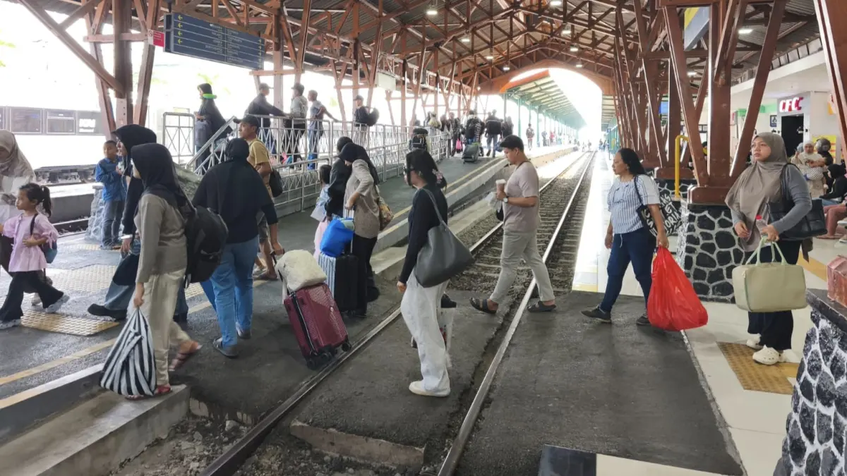 PADAT: Mobilitas penumpang kereta api di wilayah KAI Daop 7 Madiun meningkat selama libur panjang Maulid Nabi.