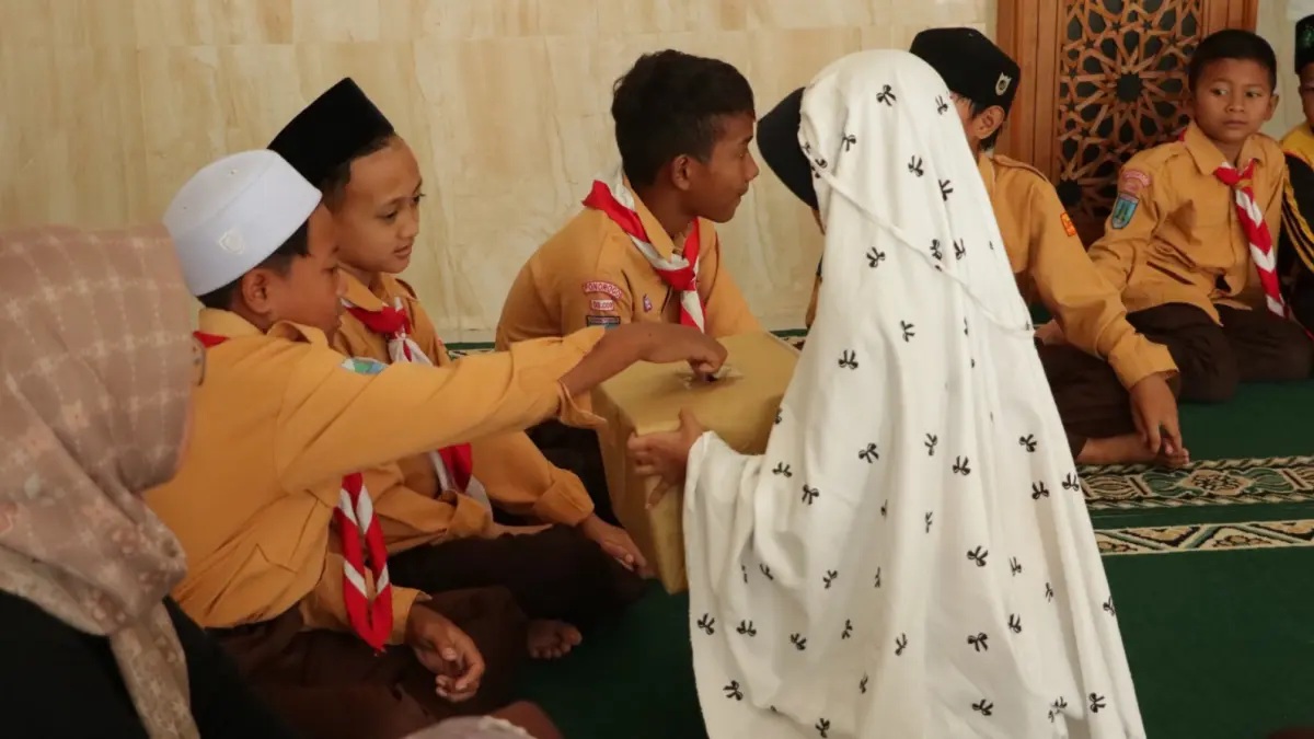PEDULI SESAMA: Siswa SDN 1 Ngrupit menyisihkan uang saku untuk membantu korban gempa NTT, kemarin (21/8). SUGENG DWI N./JAWA POS RADAR PONOROGO
