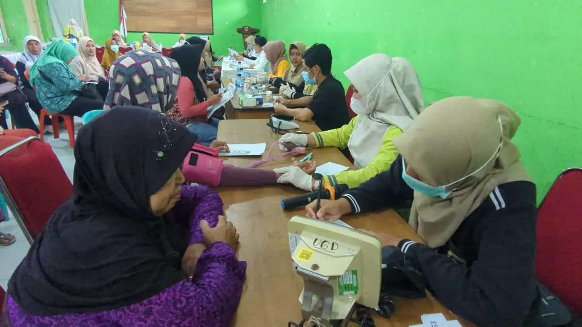 PERIKSA KESEHATAN: Warga mengikuti layanan Cek Kesehatan Gratis (CKG) di Kantor Desa Teguhan, Kecamatan Jiwan, saat gelaran Bahana Bersahaja beberapa waktu lalu.