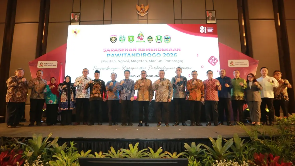 PERKUAT KOLABORASI: Sekretaris Kemenko Perekonomian Susiwijono Moegiarso menyerahkan cendera mata kepada Plt Wali Kota Madiun F. Bagus Panuntun dalam Sarasehan Kemerdekaan Paguyuban Pawitandirogo. BAGAS BIMANTARA/JAWA POS RADAR MADIUN