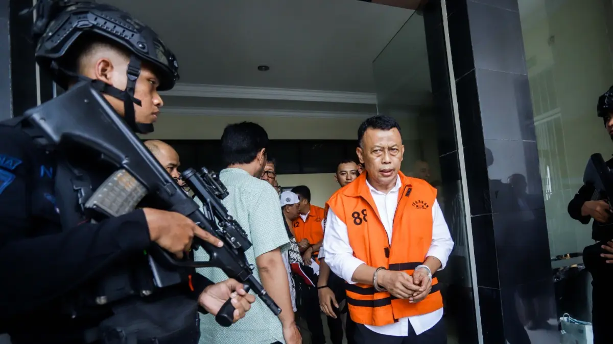 TERIMA VONIS: Bupati nonaktif Ponorogo Sugiri Sancoko mengenakan rompi tahanan saat menjalani proses hukum. Dia memilih tidak mengajukan banding atas vonis 6 tahun 6 bulan penjara. FOTO: JAWA POS