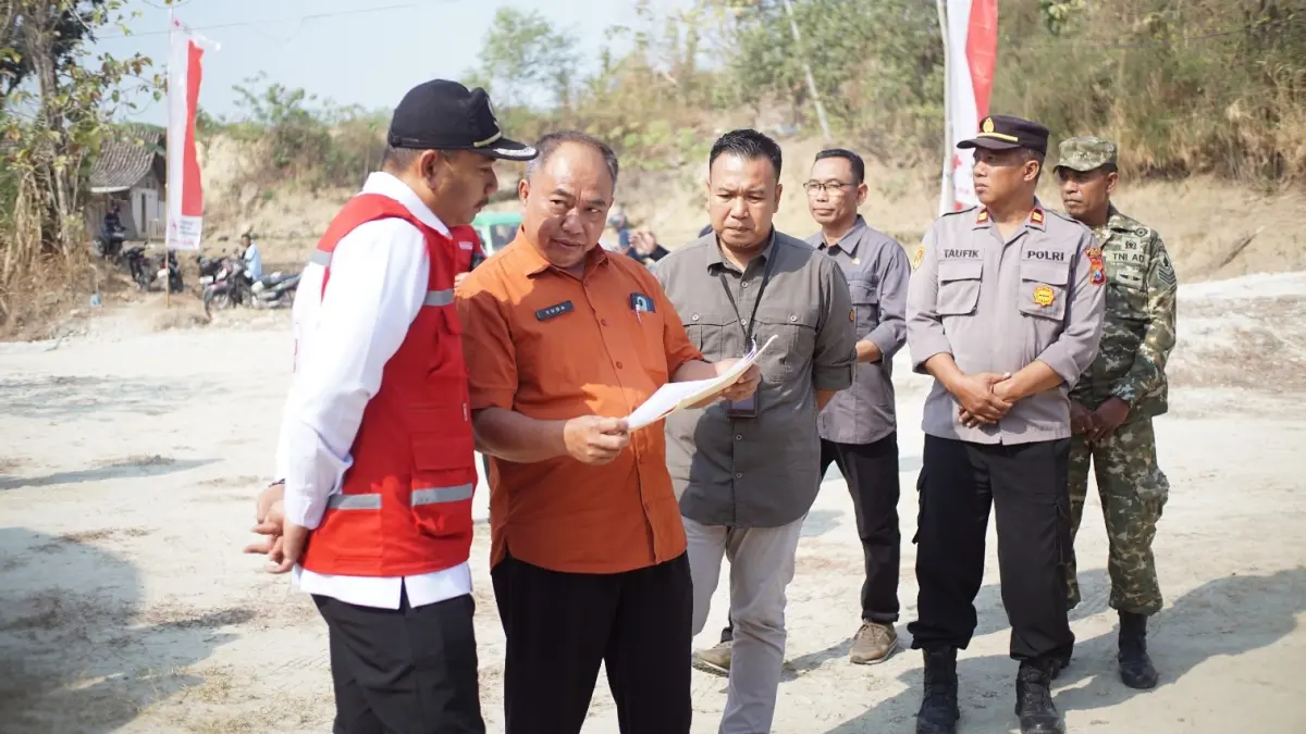CEK KEKERINGAN: Bupati Ngawi Ony Anwar Harsono meninjau kawasan terdampak kekeringan di Desa Kyonten, Kasreman, Jumat (21/8). Asep Syaeful Bachri/Jawa Pos Radar Ngawi