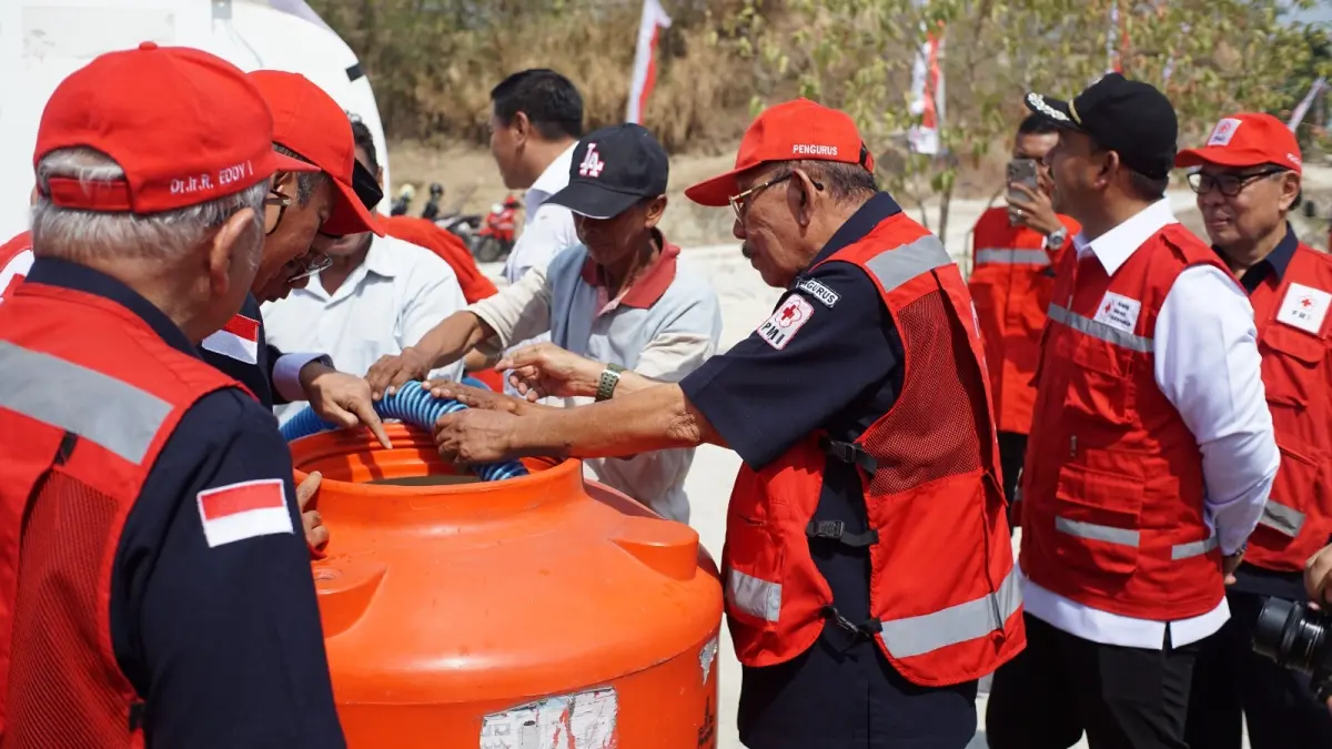 DISTRIBUSI AIR: Sejumlah pihak menyalurkan air bersih untuk warga terdampak kekeringan di Desa Kyonten, Kasreman, Jumat (21/8). Asep Syaeful Bachri/Jawa Pos Radar Ngawi