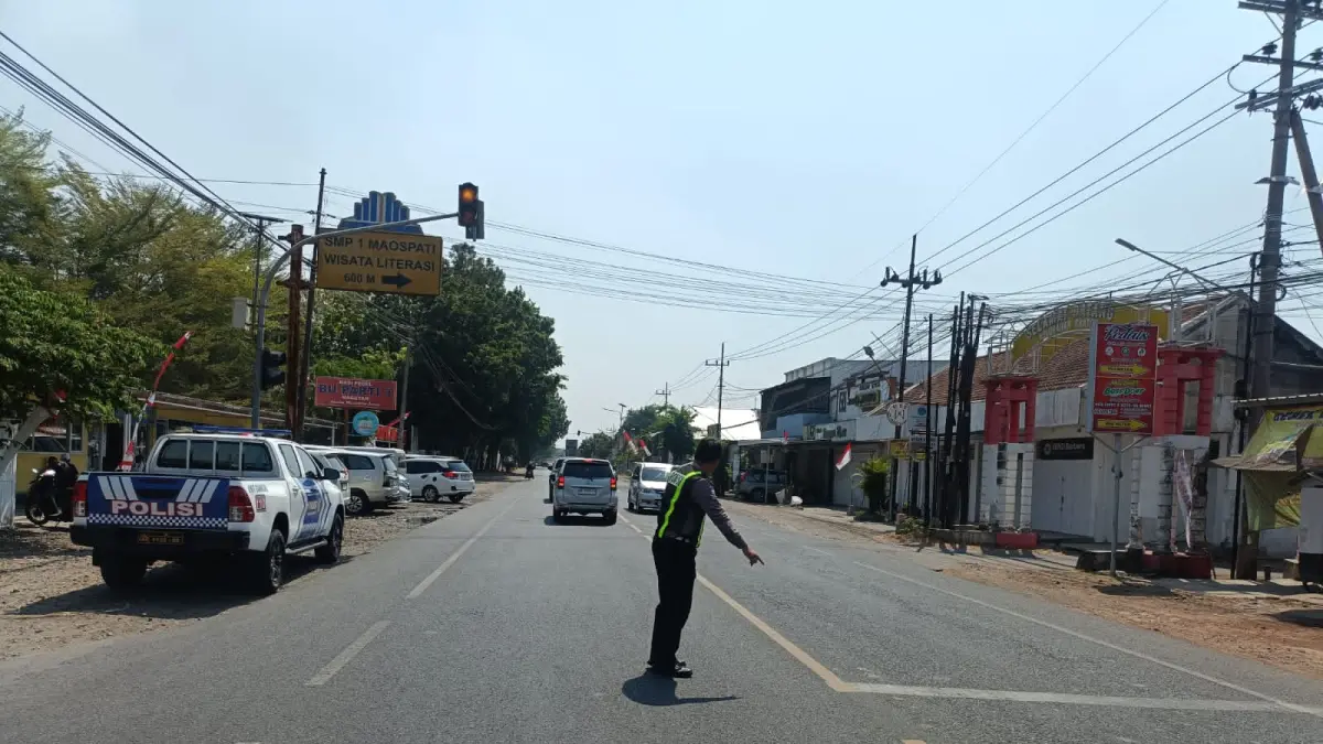 LAKA LANTAS: Bus Sugeng Rahayu terlibat kecelakaan dengan Honda Beat di Jalan Raya Maospati–Madiun, Minggu (23/8) pagi. Pengendara motor mengalami luka ringan.