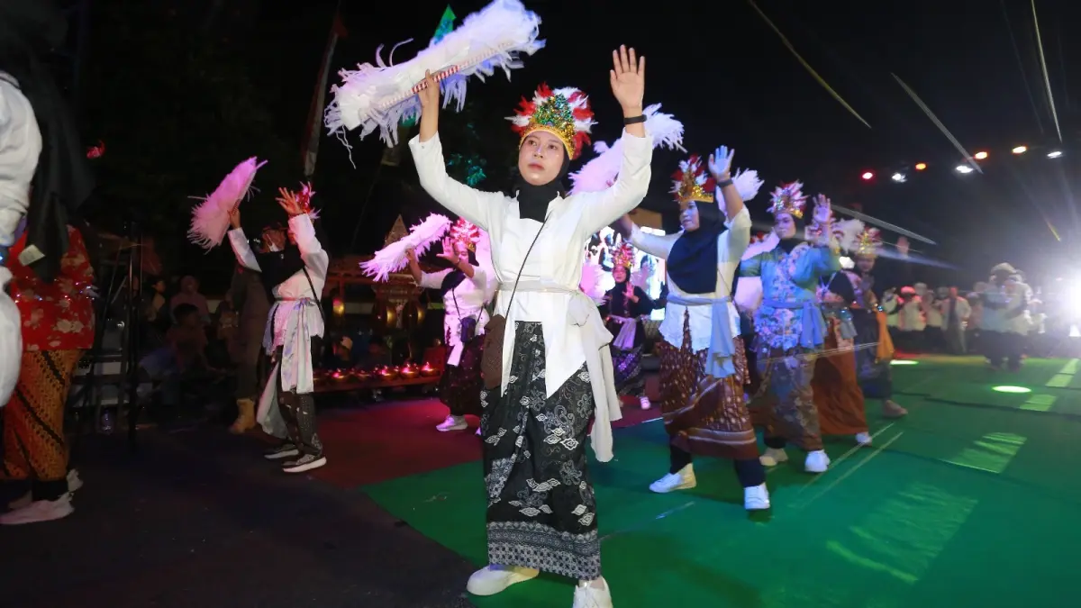MEMUKAU: Kontingen Setwan DPRD Kabupaten Madiun menampilkan atraksi bertema Semangat Manggala Parlemen dalam Caruban Night Solidarity 2026. Bagas Bimantara for Jawa Pos Radar Caruban