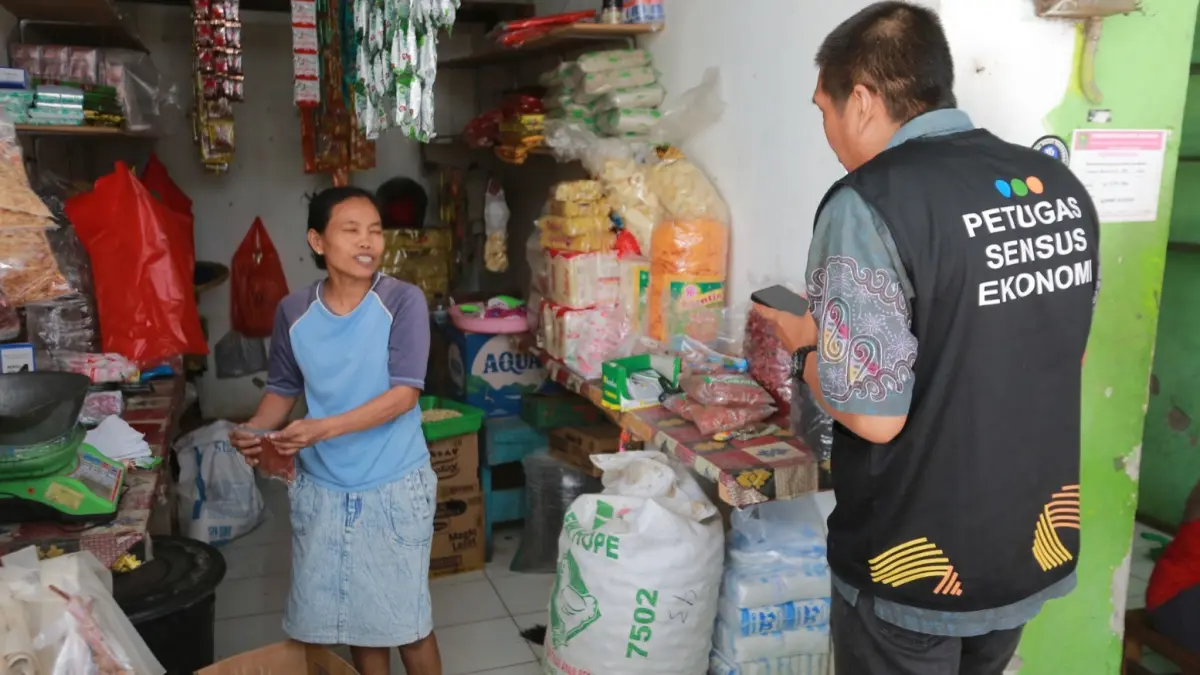 PERDAGANGAN: Petugas BPS melakukan pendataan pelaku usaha di Pasar Besar Madiun dalam rangkaian Sensus Ekonomi 2026. Dok. Jawa Pos Radar Madiun