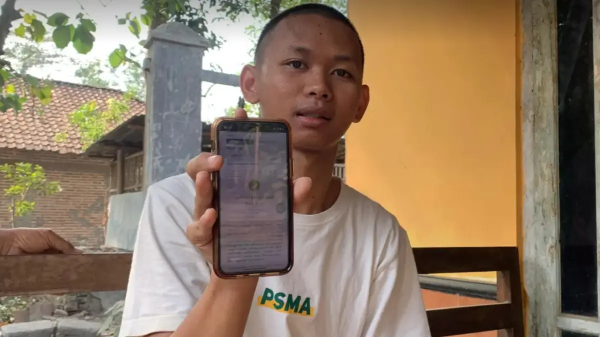 Anak Timbul menunjukkan status desil yang berubah dari 1 ke 9, membuatnya terancam tak bisa bersekolah. (ANOM BAGASKORO/RADAR JOGJA)