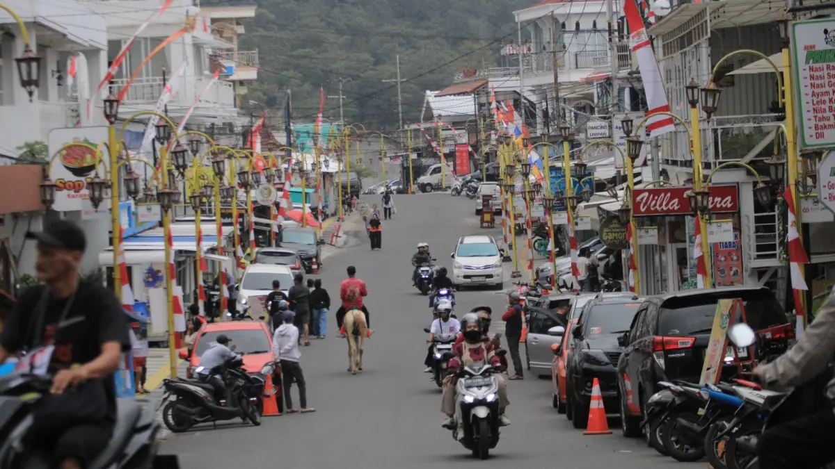 GELIAT WISATA: Suasana penginapan di kawasan Telaga Sarangan. Okupansi hotel Magetan pada Juni mencapai 21,13 persen, tertinggi sepanjang semester I 2026. Aji Putra/Radar Magetan