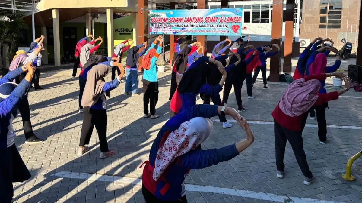 JAGA JANTUNG: Peserta mengikuti senam jantung yang rutin digelar RSUD dr Sayidiman Magetan sebagai bagian edukasi dan pencegahan penyakit jantung.