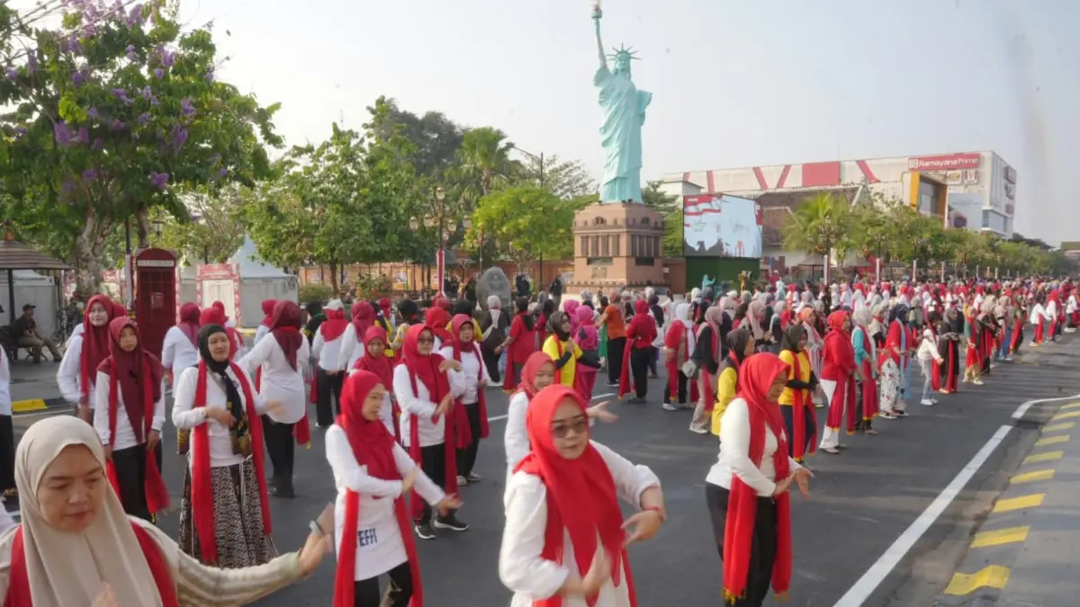 KOLOSAL: Peserta lintas usia mengikuti latihan Madiun Menari di Jalan Pahlawan menjelang pertunjukan massal yang bakal melibatkan hampir 5 ribu orang. Diskominfo/Jawa Pos Radar Madiun
