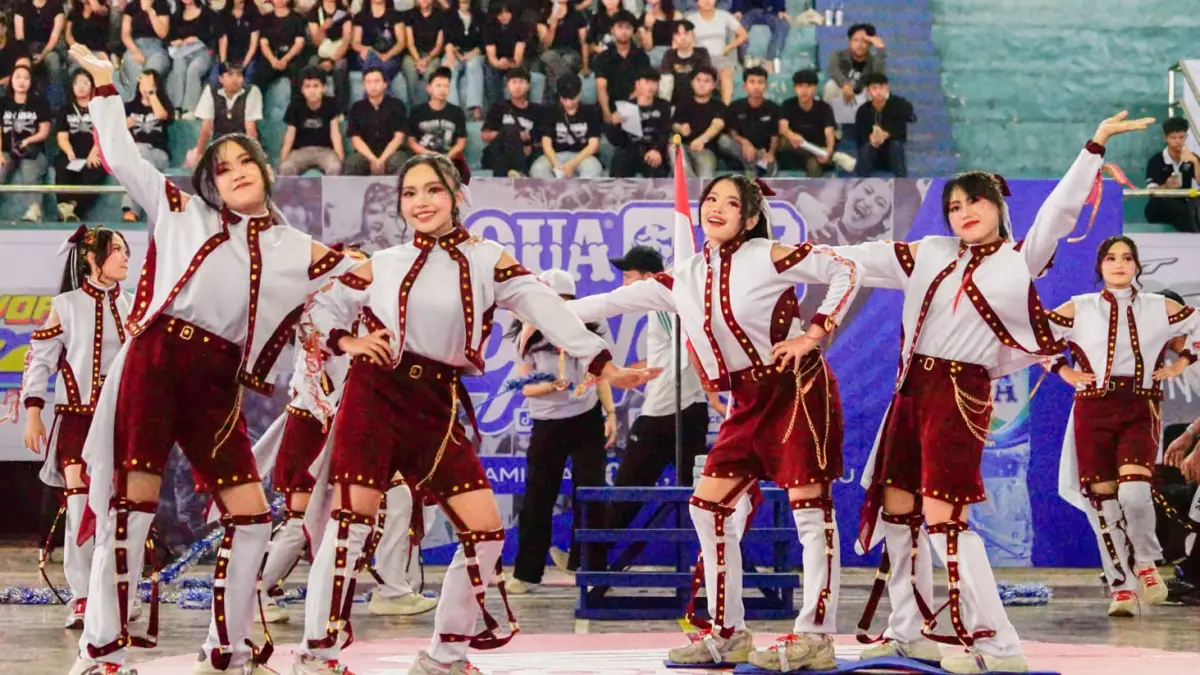 Pienji SMAN 1 Ngawi membawa semangat kemerdekaan lewat koreografi enerjik di AQUA DBL Dance 2026 East Java-West.