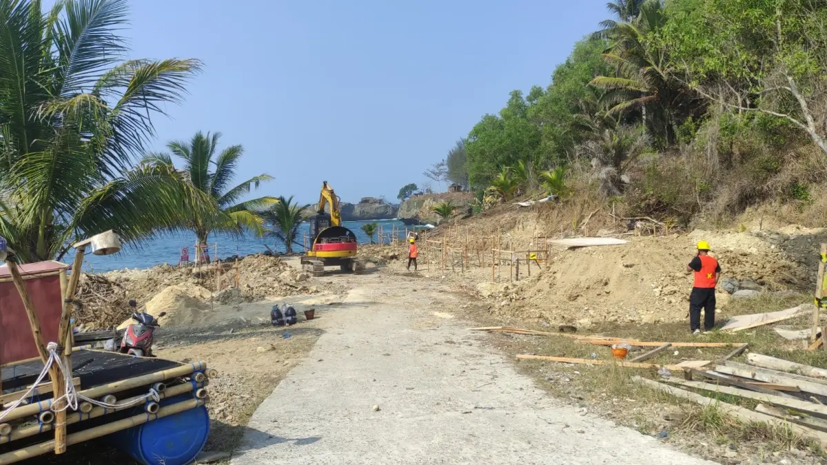 PROYEK PESISIR: Pembangunan Kampung Nelayan Merah Putih di Desa Jetak, Tulakan, mulai dikerjakan dengan anggaran Rp 2,46 miliar. Nur Cahyono/Jawa Pos Radar Pacitan