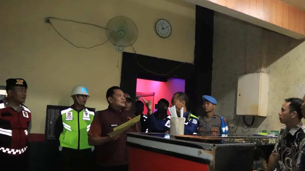 RAZIA: Petugas menyisir enam tempat hiburan malam di Ponorogo dalam Operasi Tumpas Semeru 2026. Polres Ponorogo untuk Jawa Pos Radar Ponorogo