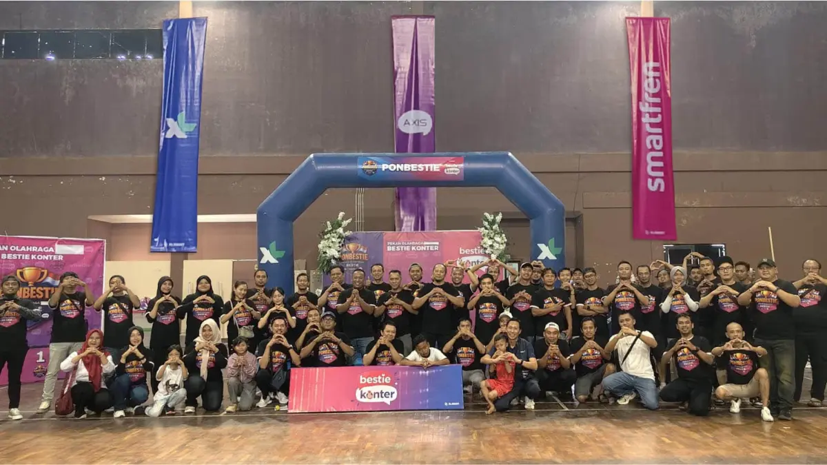 XLSMART bersama mitra retail outlet dan keluarga berfoto bersama dalam gelaran PONBESTIE di GOR Wilis Madiun. 