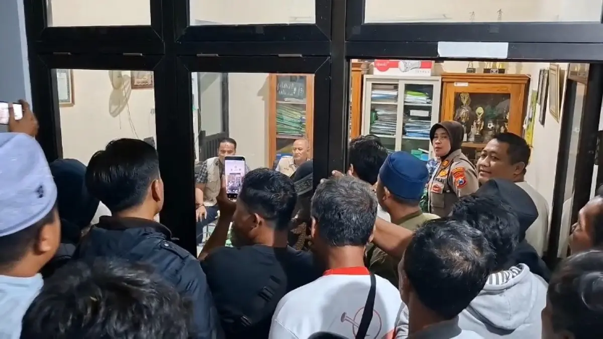 DILURUG: Ratusan warga mendatangi Kantor Kelurahan Bangunsari, Dolopo, untuk menyuarakan penolakan terhadap rencana pengembangan TPST. DIAN RAHAYU/RADAR CARUBAN