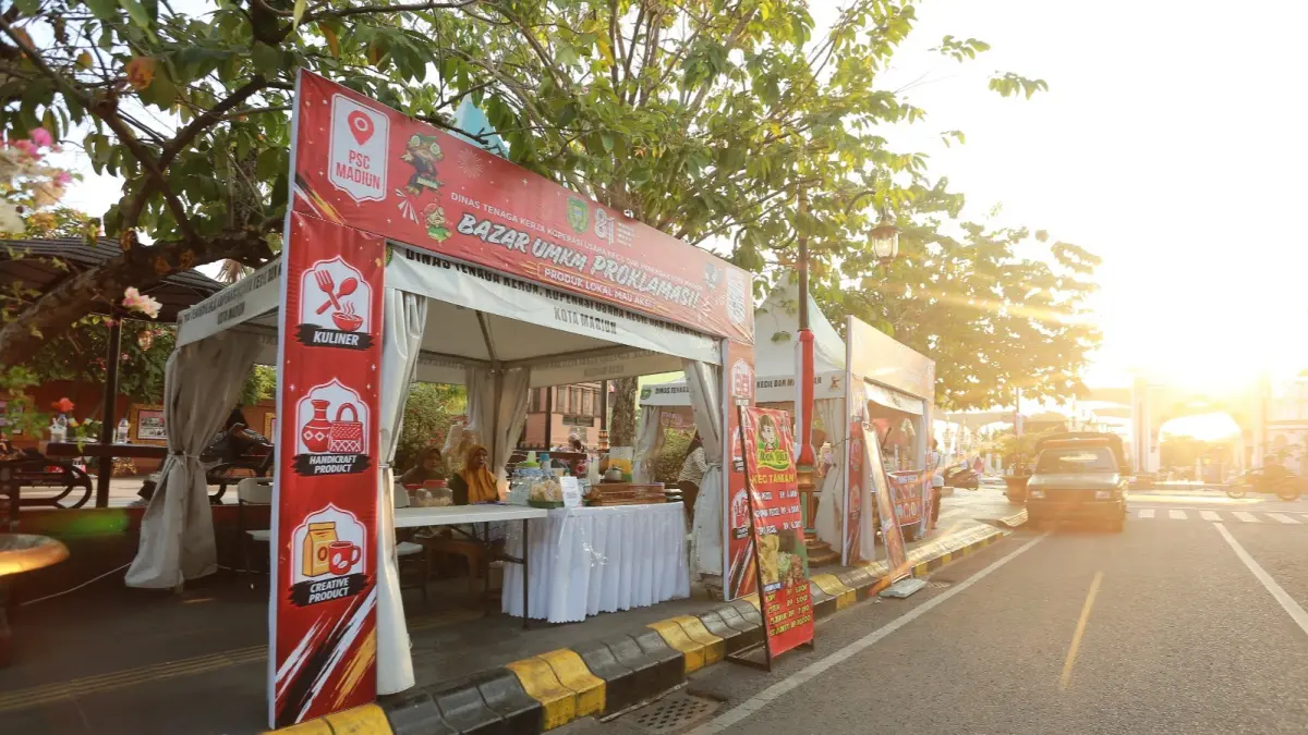 EKONOMI KERAKYATAN: Pelaku UMKM membuka lapak di Jalan Perintis Kemerdekaan dalam Bazar Proklamasi yang digelar tanpa menggunakan APBD. FOTO: Bagas Bimantara/Jawa Pos Radar Madiun