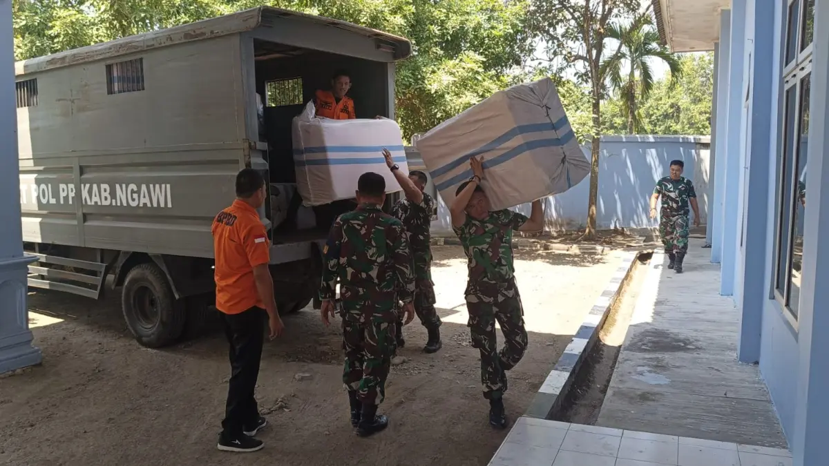 KEMANUSIAAN: Pemkab Ngawi menyiapkan bantuan logistik untuk korban gempa NTT sebelum dikirim melalui Lanud Iswahjudi, kemarin (24/8). ASEP SYAEFUL BACHRI/JAWA POS RADAR NGAWI