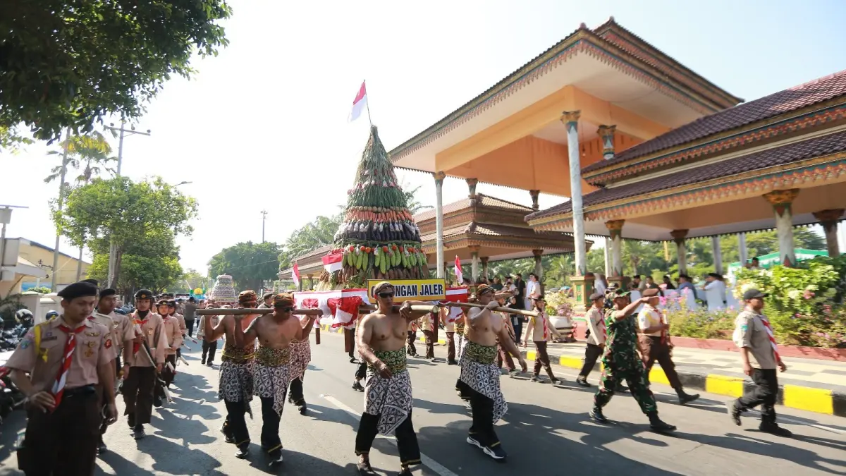 LESTARI: Kirab Gunungan Jaler dan Estri mewarnai Grebeg Maulud Kota Madiun yang kembali digelar setelah vakum sekitar 10 tahun, Selasa (25/8). FOTO: Bagas Bimantara/Jawa Pos Radar Madiun