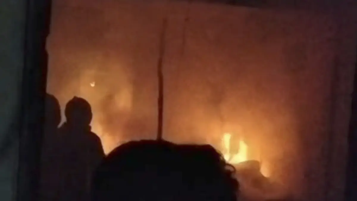 LUDES: Rumah Sulasmi di Desa Banjarsari, Kecamatan Madiun, hangus terbakar. Kerugian akibat kejadian tersebut ditaksir mencapai Rp 150 juta.