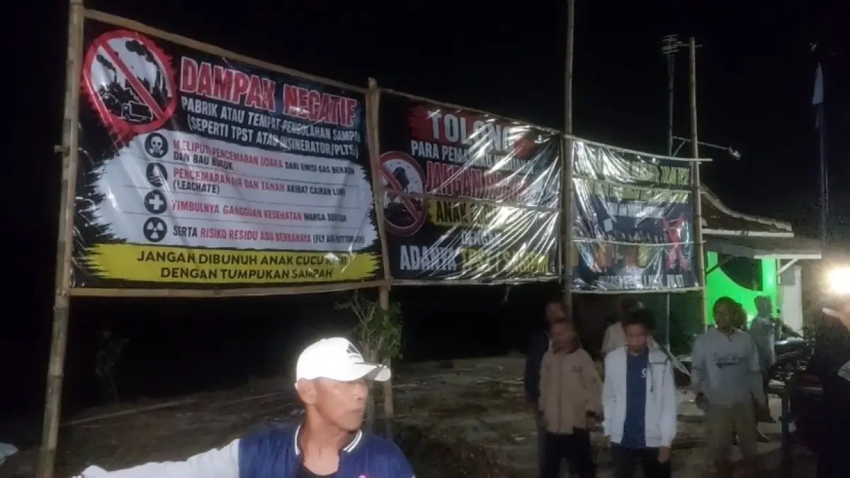 MEDIASI: Warga RW 07 Bangunsari mengikuti mediasi setelah menyampaikan penolakan terhadap rencana pengembangan TPST, Minggu (23/8) malam. FOTO: Dian Rahayu/Radar Caruban