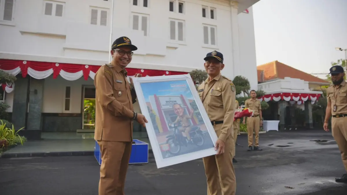MENUJU PENSIUN: Plt Wali Kota Madiun F. Bagus Panuntun menyerahkan cendera mata kepada Haris Rahmanudin yang akan purna tugas sebagai kepala BKPSDM per 1 September. FOTO: DISKOMINFO KOTA MADIUN
