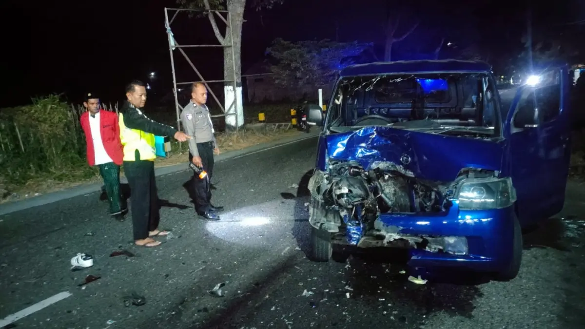 OLAH TKP: Petugas Satlantas Polres Magetan melakukan olah TKP kecelakaan motor dan pikap di jalur Plaosan–Sarangan, Senin (24/8).