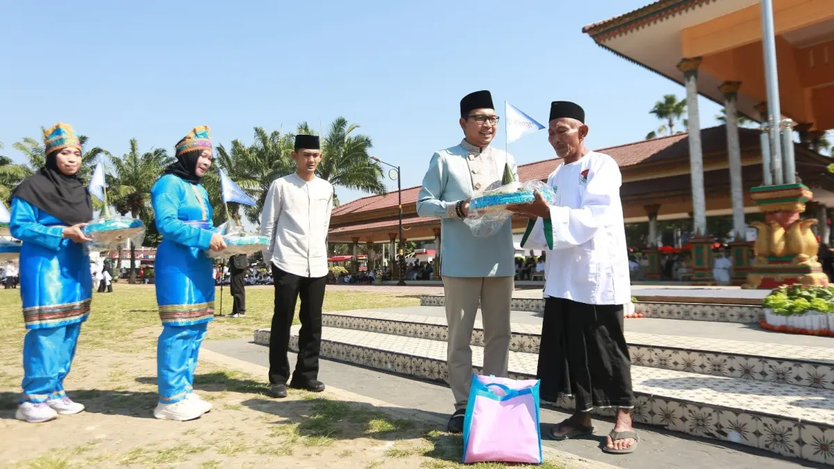 Plt Wali Kota Madiun F Bagus Panuntun menyerahkan 27 buceng dari lurah ke tokoh masyarakat. BAGAS BIMANTARA/RADAR MADIN