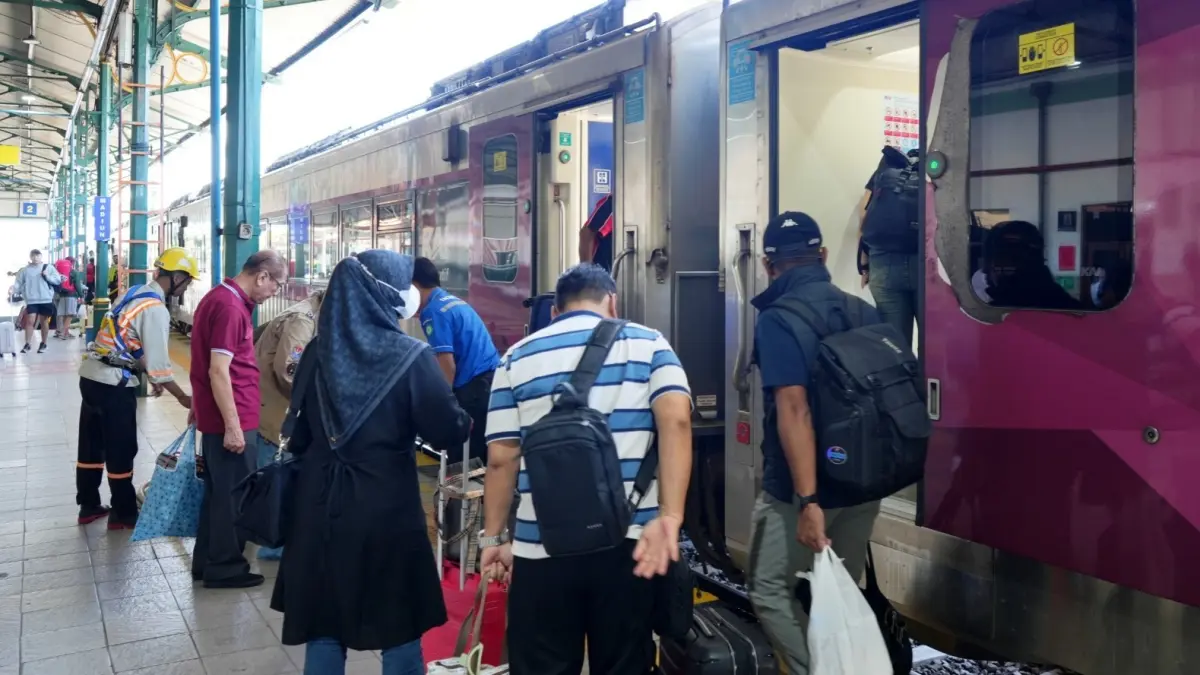 RAMAI: Penumpang memanfaatkan kereta api untuk bepergian selama libur Maulid. KAI Daop 7 Madiun mencatat 70.913 penumpang naik-turun pada 21–25 Agustus. 