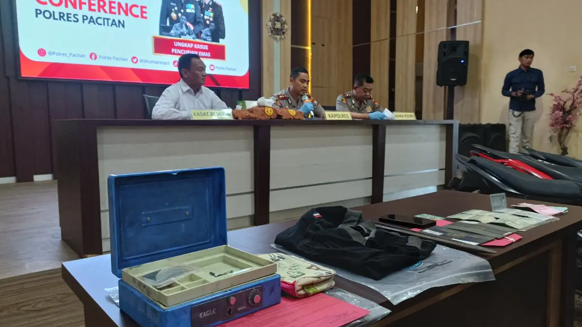 RILIS: Polres Pacitan membeberkan perkembangan pengungkapan kasus pembobolan rumah di Desa Kalikuning, Tulakan, kemarin (24/8). FOTO: NUR CAHYONO/JAWA POS RADAR PACITAN