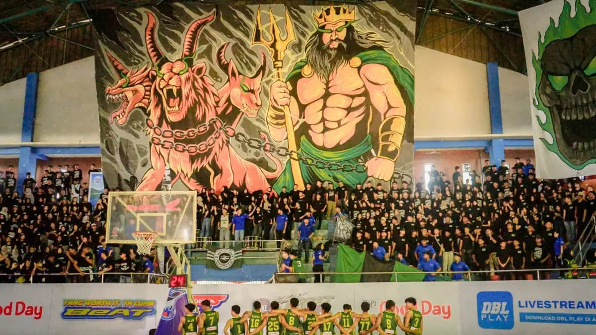 Suporter SMAN 1 Boyolangu memamerkan koreografi kreatif.