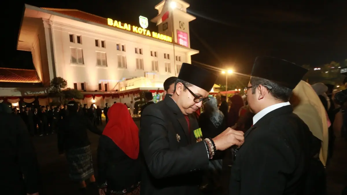 TANDA JASA: Plt Wali Kota Madiun F. Bagus Panuntun menyerahkan Satyalancana Karya Satya kepada PNS yang dinilai konsisten dalam pengabdian sebagai abdi negara. BAGAS BIMANTARA/JAWA POS RADAR MADIUN