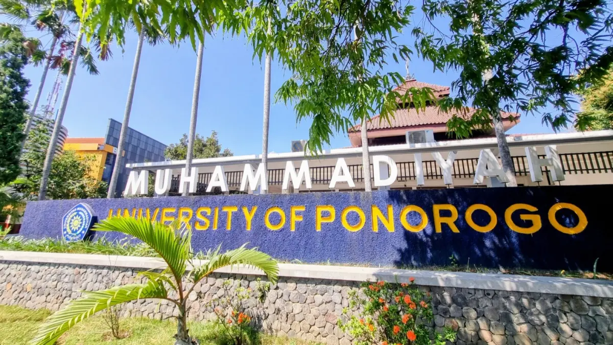 TERKENDALA: Sejumlah calon mahasiswa Universitas Muhammadiyah Ponorogo menghadapi persoalan data desil saat mengajukan KIP Kuliah. FOTO: SUGENG DWI N./JAWA POS RADAR PONOROGO