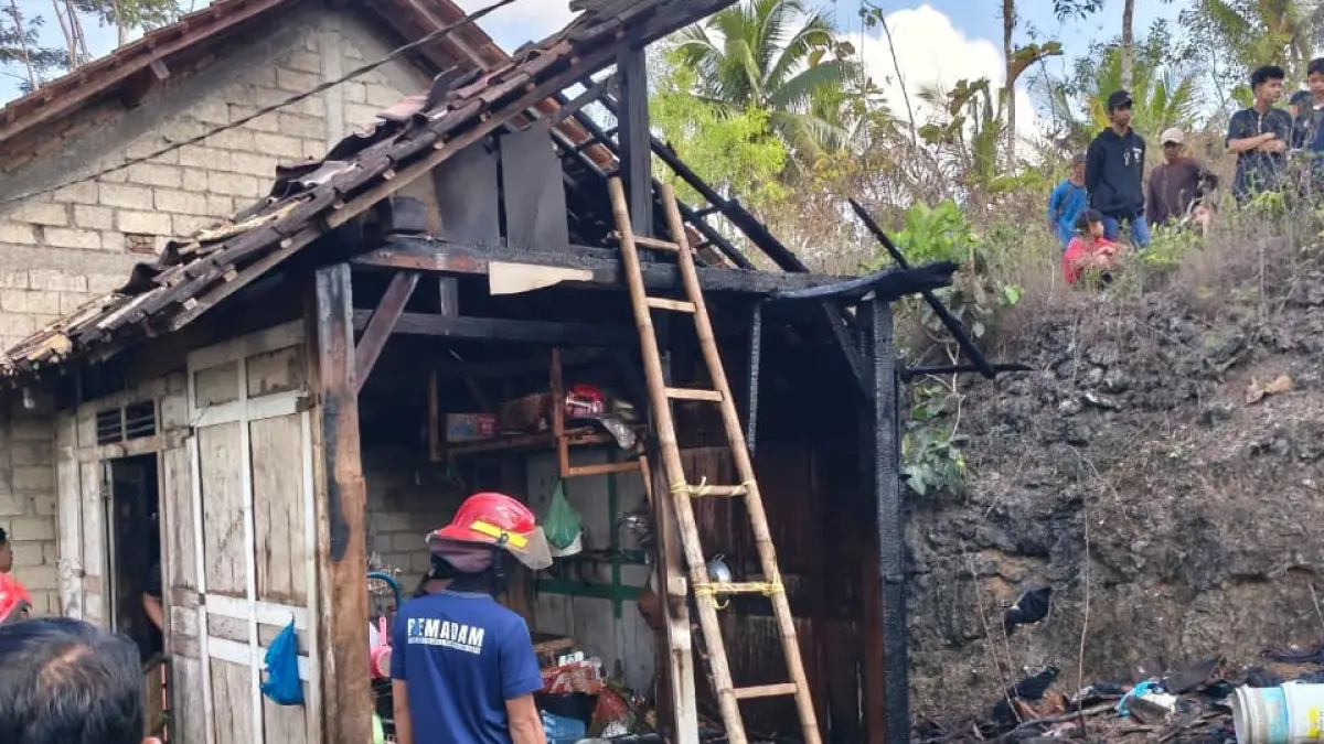 TKP: Dapur rumah Soimin di Desa Pringkuku, Pacitan, hangus terbakar saat ditinggal pemiliknya, Selasa (25/8). 