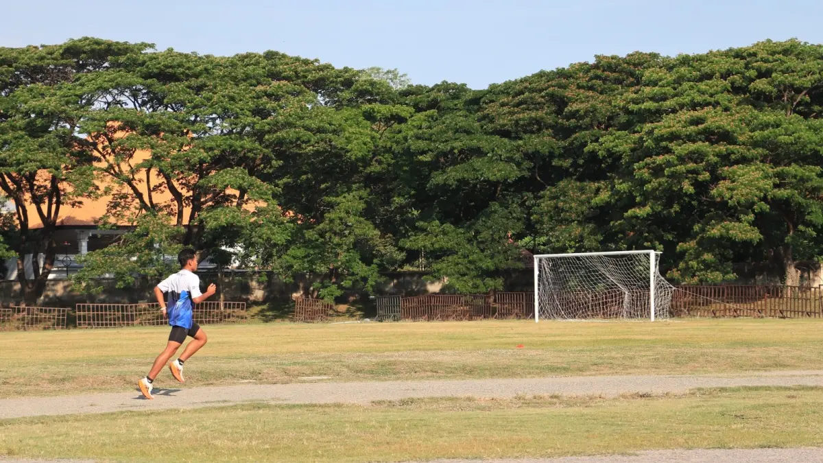 DIPROTES: Rencana penggunaan Stadion Batoro Katong sebagai lokasi konser menuai penolakan dari kalangan pecinta sepak bola yang khawatir kondisi rumput lapangan rusak. FOTO: SUGENG DWI N/RADAR PONOROGO