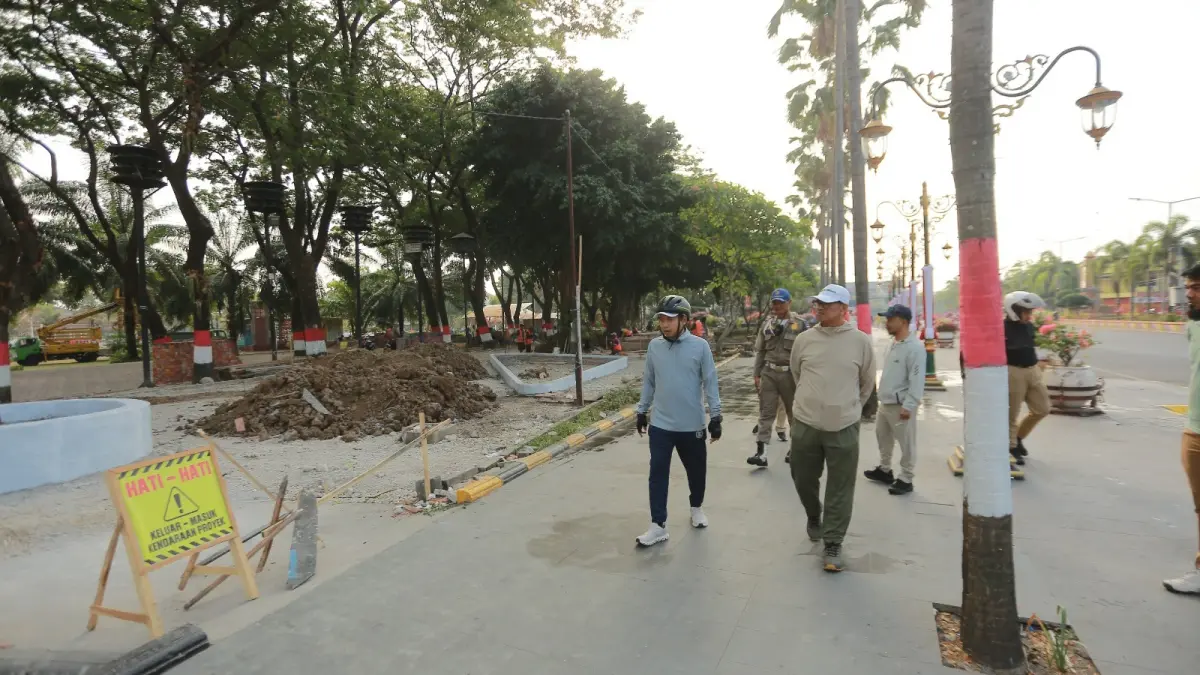 DITATA: Aktivitas PKL di kawasan Alun-Alun Kota Madiun. Pemkot meminta pedagang menjaga kebersihan seiring rencana pembenahan trotoar. Bagas Bimantara/Jawa Pos Radar Madiun