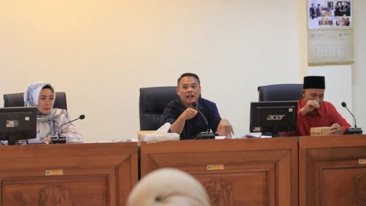 DPRD Magetan mengawal keluhan peternak ayam petelur akibat harga telur anjlok dan pakan mahal.