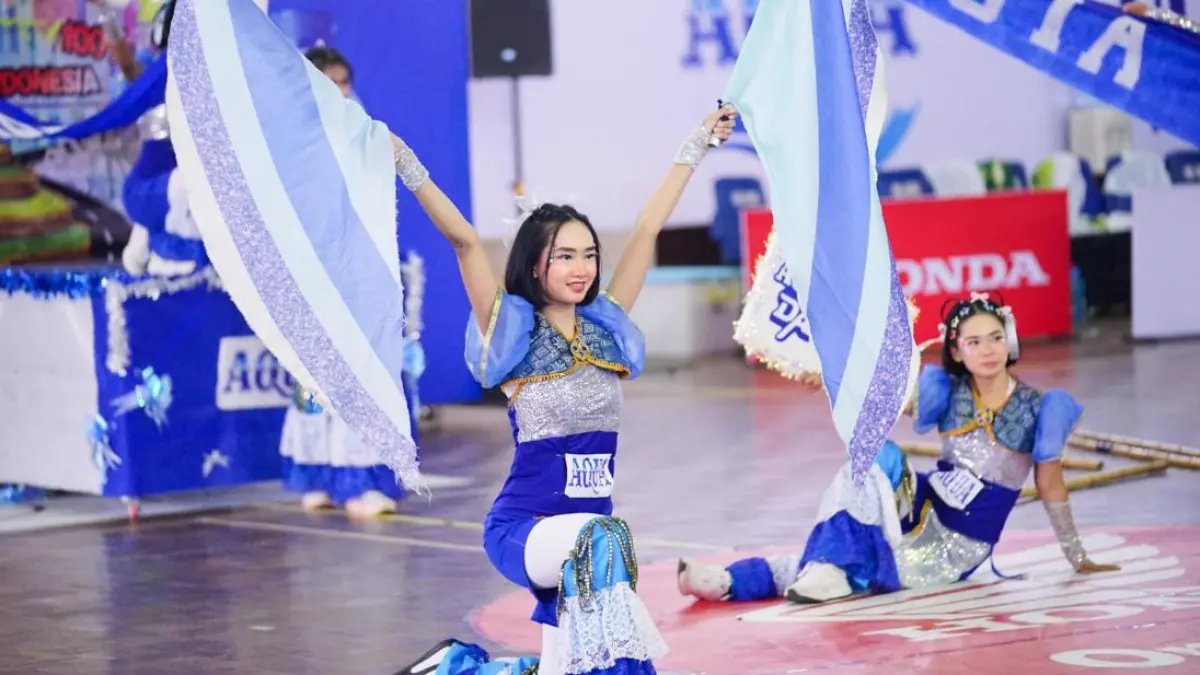 Flourine Dance SMAN 3 Taruna Angkasa Jatim memadukan Rangku Alu, songket, gimnastik, dan modern dance di panggung AQUA DBL Dance 2026 East Java-West.