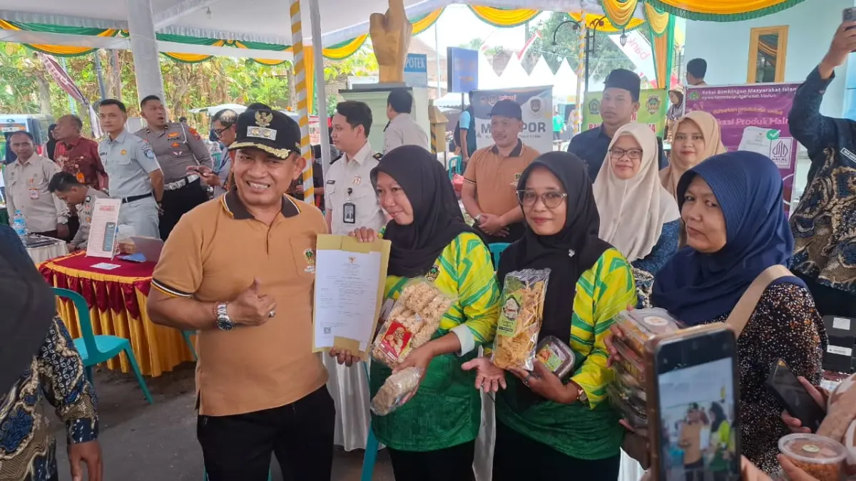 JEMPUT BOLA: Pendamping produk halal memberikan pelayanan kepada pelaku usaha. BPJPH telah menerbitkan 12.036 sertifikat halal untuk berbagai sektor usaha di Kabupaten Madiun. DOK RADAR MADIUN