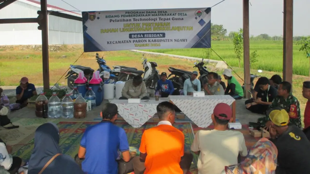 MMD UB Kelompok 46 mengenalkan MOL bonggol pisang dan ikan lele kepada petani Sirigan untuk membantu pemulihan tanah dan menekan biaya pupuk.