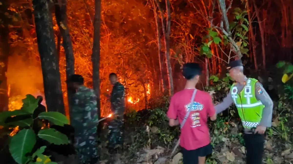 PENANGANAN: Aparat TNI-Polri bersama Perhutani dan relawan melakukan pemadaman karhutla. Polres Magetan meningkatkan patroli untuk mengantisipasi kebakaran selama puncak kemarau.