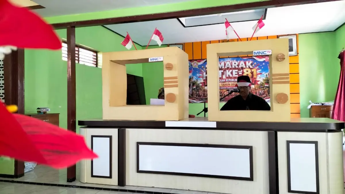 UNJUK GIGI: Lansia Desa Ketro, Sawoo, tampil layaknya presenter televisi dengan membacakan naskah berita di balik layar jumbo berbahan kardus, Minggu (23/8) lalu.