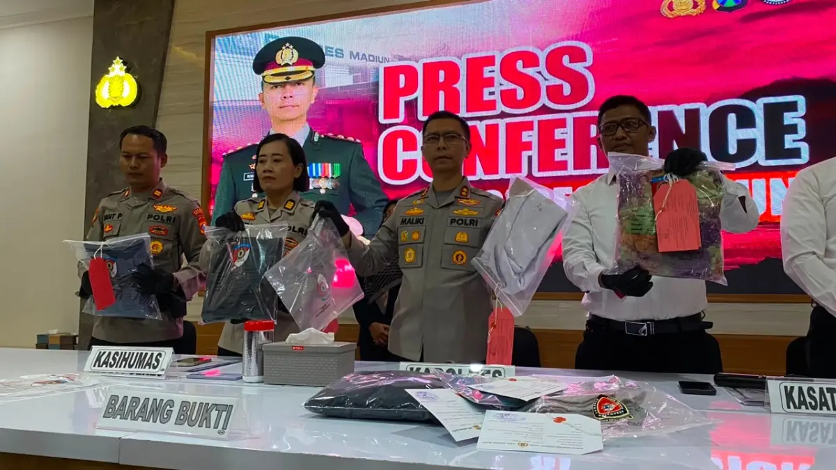 BERLAPIS: Polisi menunjukkan barang bukti kasus penusukan anak di bawah umur saat konferensi pers di Mapolres Madiun, kemarin (26/8). DIAN RAHAYU/RADAR MADIUN