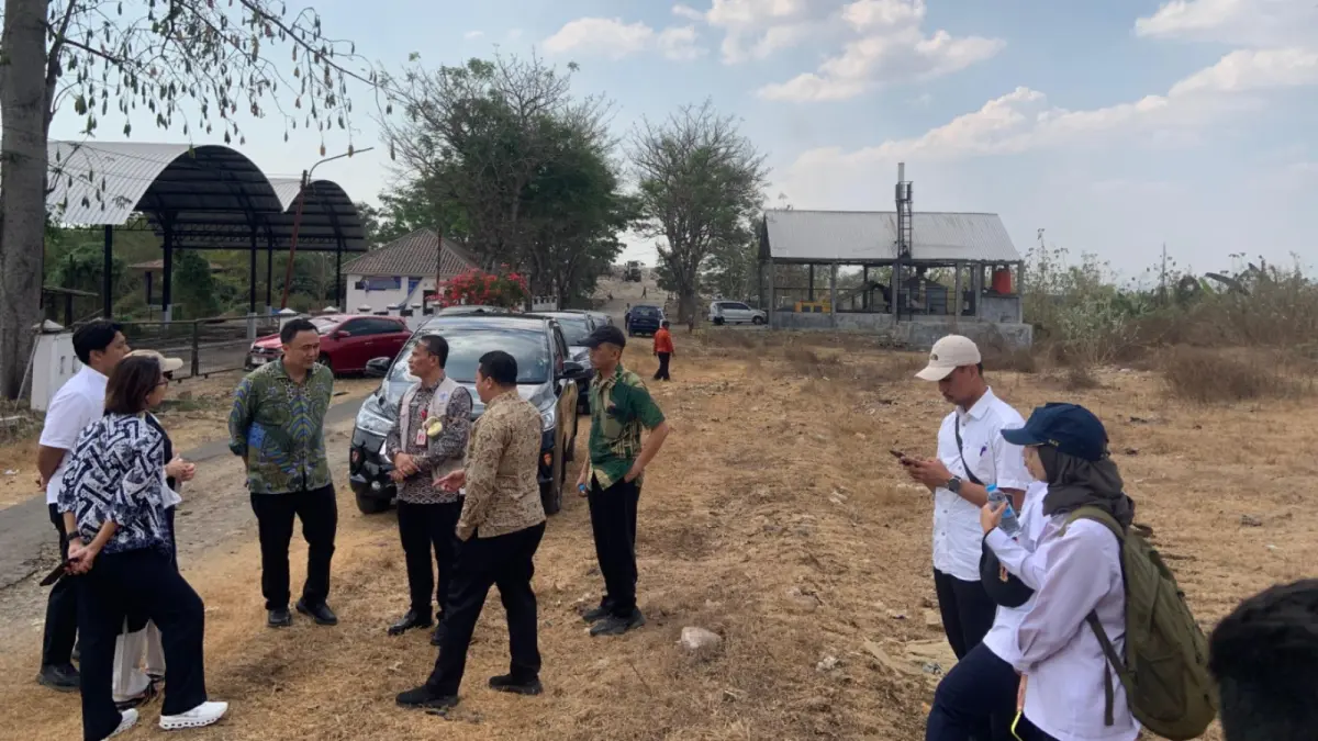 CEK LOKASI: Tim LSDP bersama Kemendagri, Bappenas, Kementerian PU, dan World Bank meninjau TPA Kaliabu, Mejayan, yang menjadi opsi baru lokasi pembangunan TPST Kabupaten Madiun. LODITYA FERNANDES/JAWA POS RADAR MADIUN